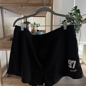 Aritzia courtside mid-thigh short